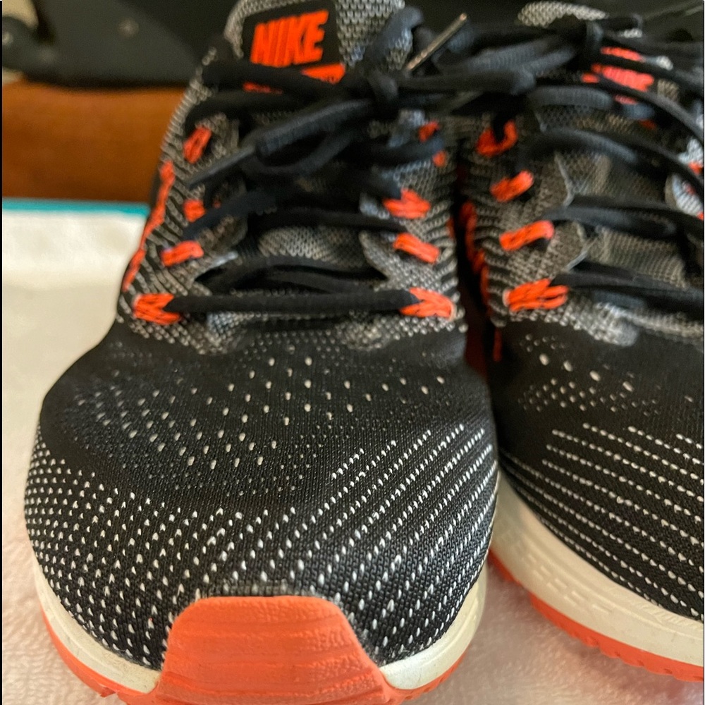 Euc women’s Nike zoom Vomero 10 running shoes size 11.5 black and coral see pics